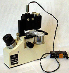 Exkursionsmikroskop FM31 von SWIFT, die Beleuchtung ist eine Eigenkonstruktion; Foto: Stapper