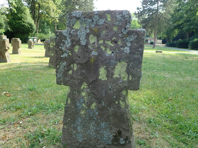 Köln_Mühlheimer_Friedhof_Grabsteinkreuz_kl